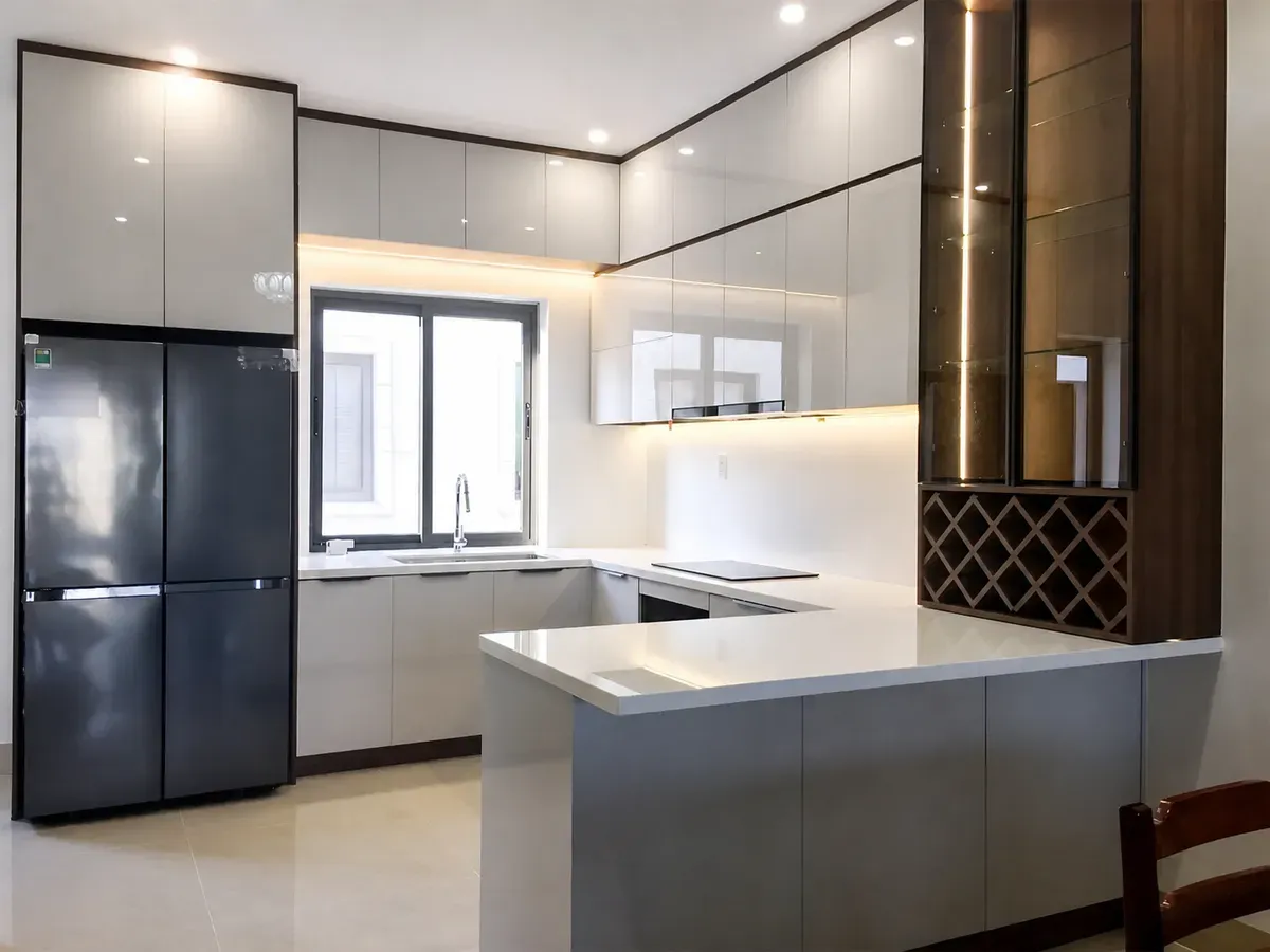 Tủ bếp Acrylic với bề mặt bóng gương hiện đại
