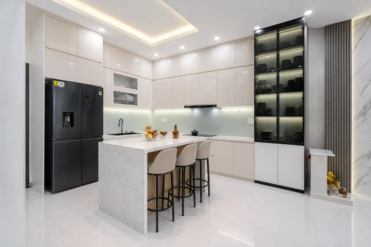 Tủ bếp Picomat Acrylic bóng gương hiện đại