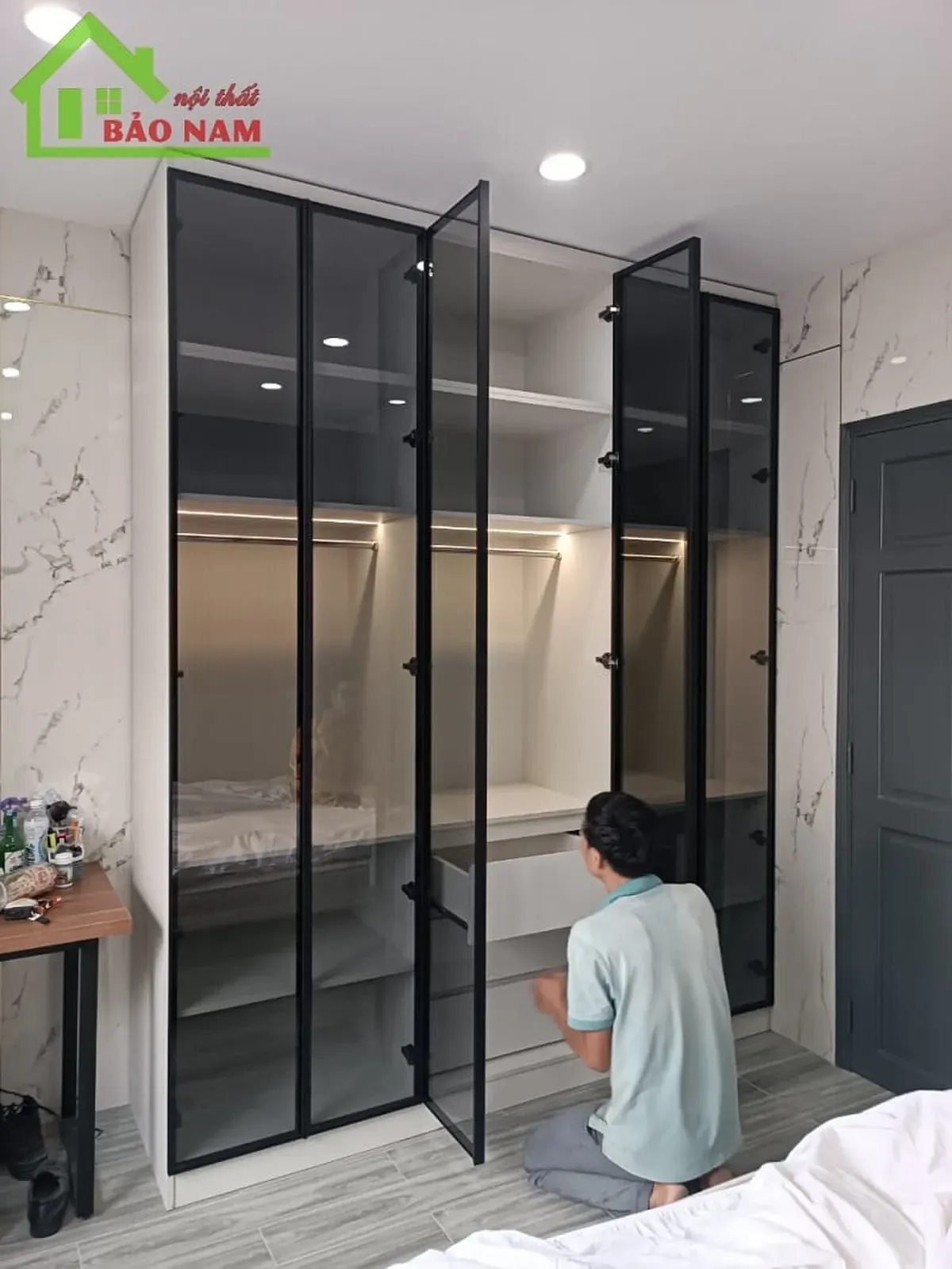 Lắp đặt tủ quần áo theo đúng bản vẽ và kiểm tra hoàn thiện trước bàn giao.