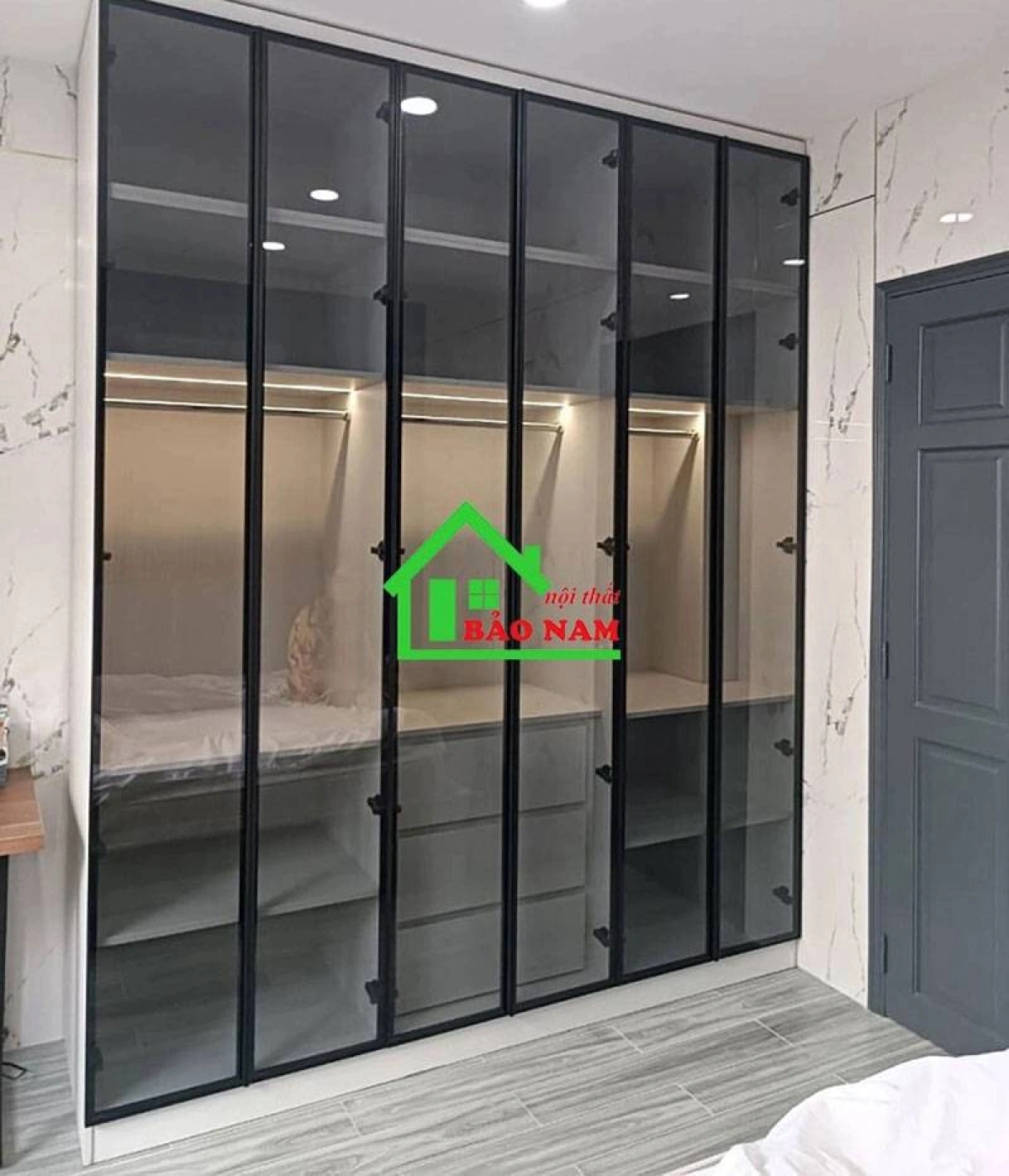 Tủ áo cánh kính kịch trần tối ưu chiều cao phòng ngủ