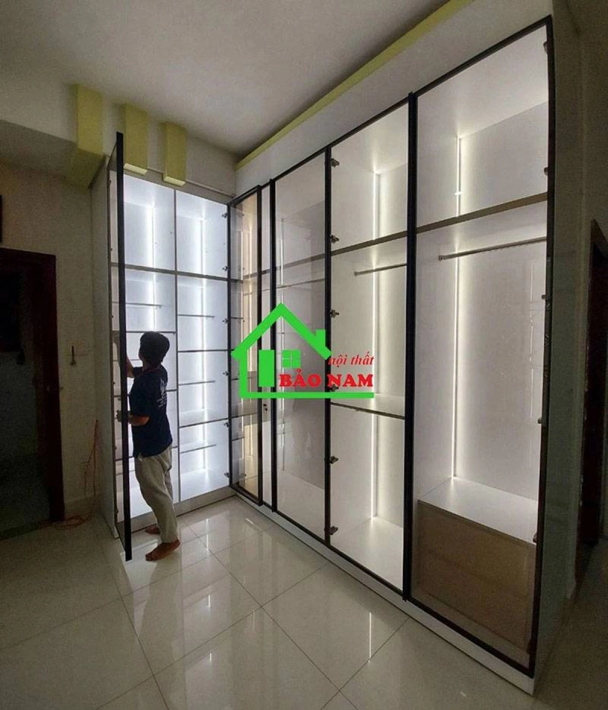 Tủ áo cánh kính màu trà nhạt sang trọng – hiện đại