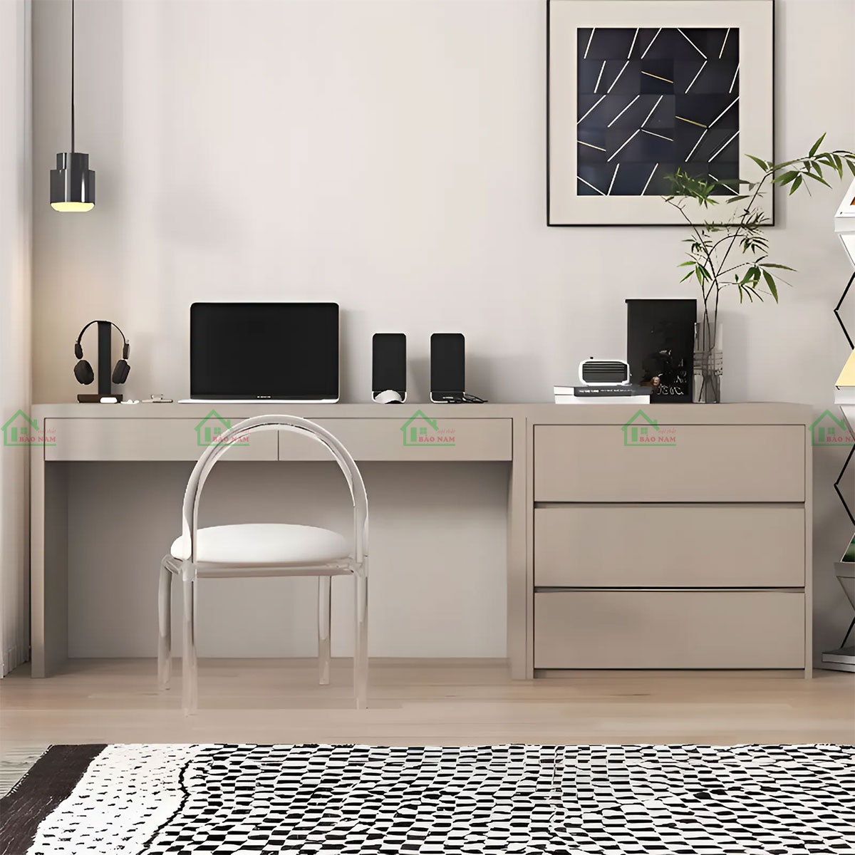 Bàn làm việc có kiểu dáng đơn giản, không quá cầu kỳ, tạo cảm giác sạch sẽ và hiện đại.