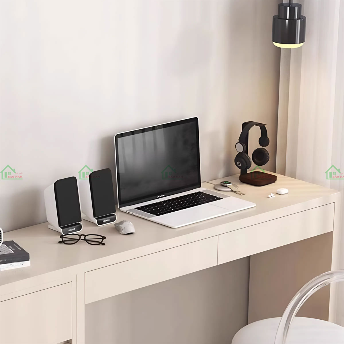 Thiết kế bàn với nhiều ngăn kéo tạo nhiều không gian lưu trữ, giúp sắp xếp gọn gàng các vật dụng cần thiết.