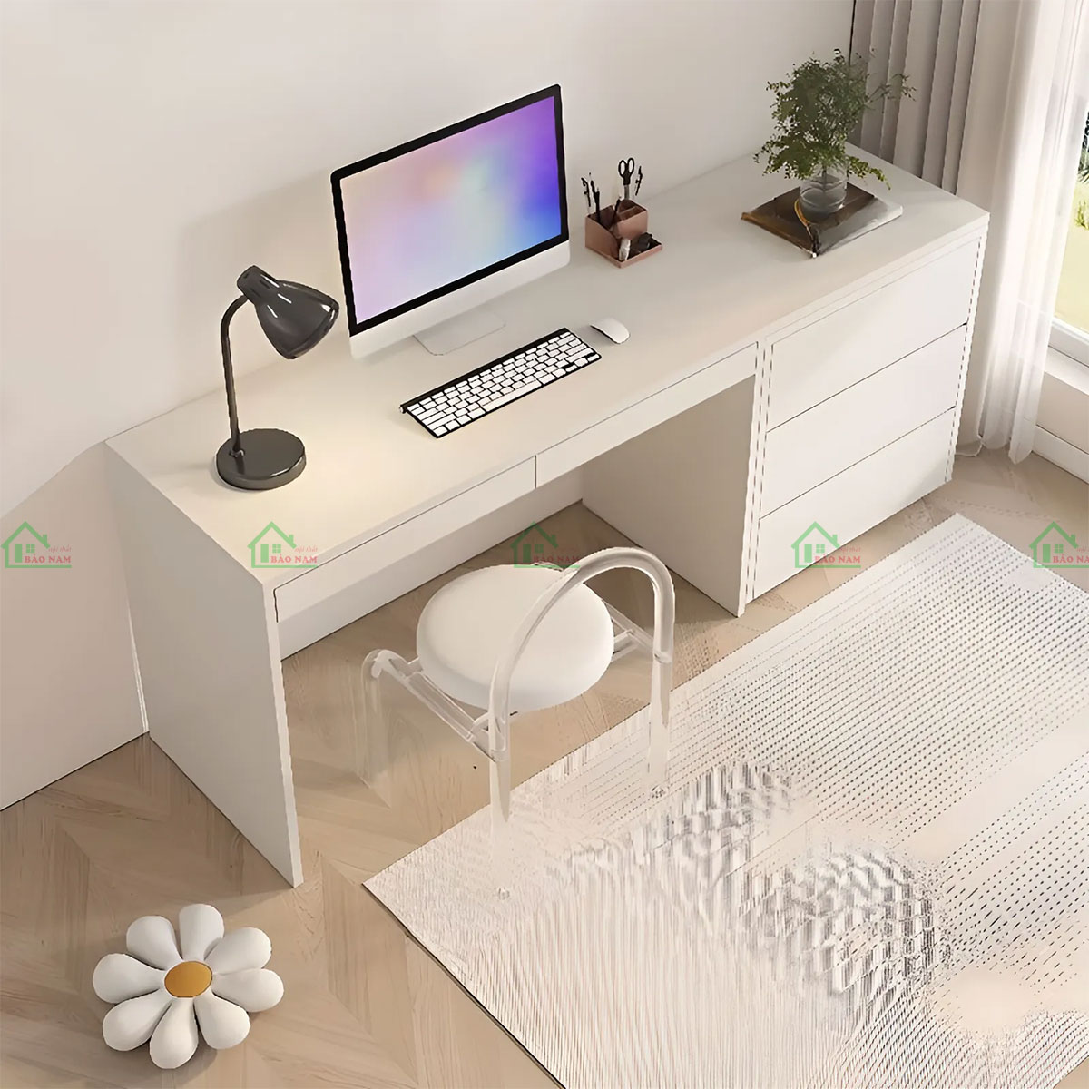 Bàn làm việc có kiểu dáng đơn giản, không quá cầu kỳ, tạo cảm giác sạch sẽ và hiện đại.