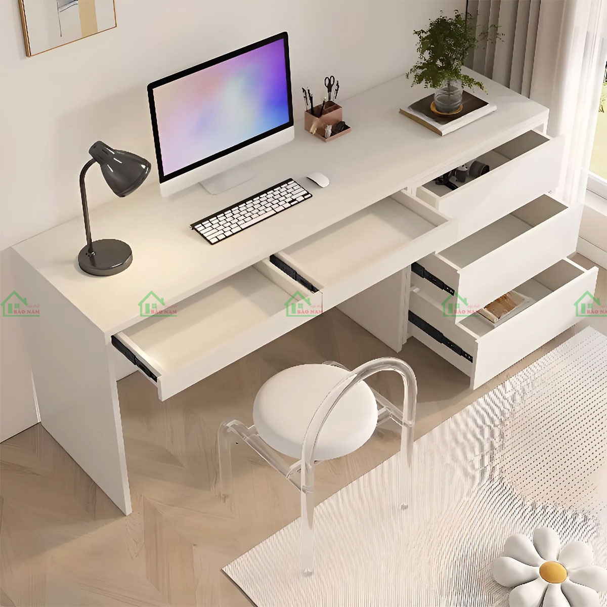 Thiết kế nhiều ngăn kéo và không gian lưu trữ giúp sắp xếp gọn gàng các đồ dùng văn phòng.
