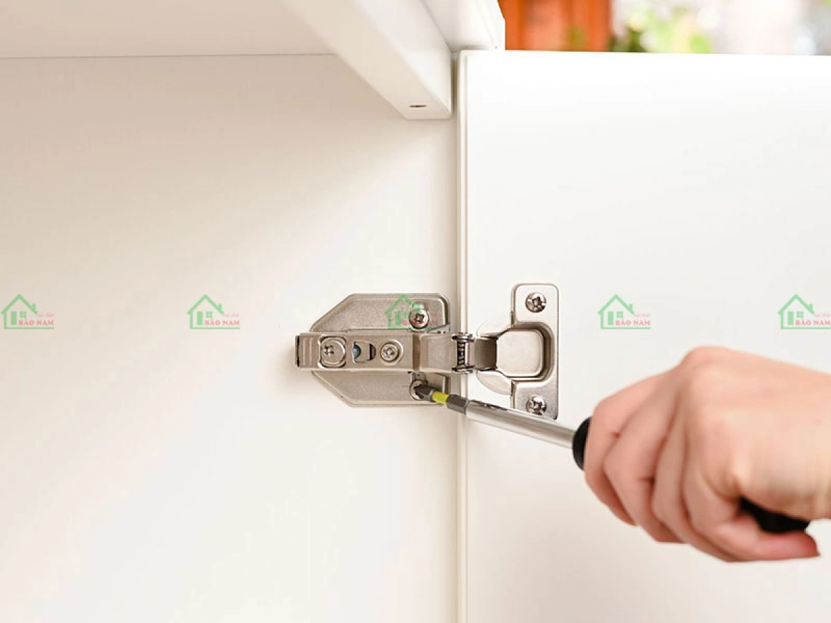 Chi tiết bản lề tủ quần áo cánh mở giúp tăng độ bền và đóng mở êm ái