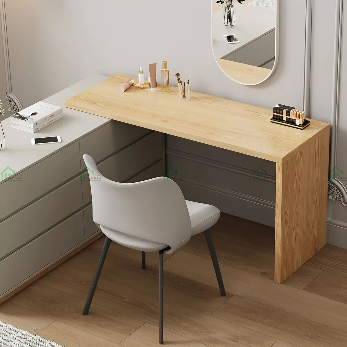 Bố trí các phụ kiện trang điểm như lọ, bình hoa và đèn chiếu sáng tạo cảm giác ấm cúng.