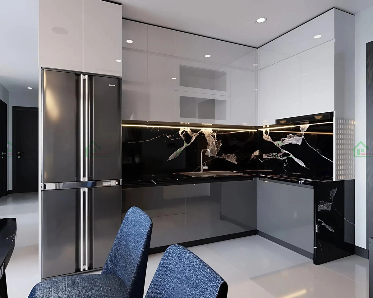 Tủ bếp acrylic chữ L màu trắng/xám, bề mặt bóng loáng dễ dàng vệ sinh.