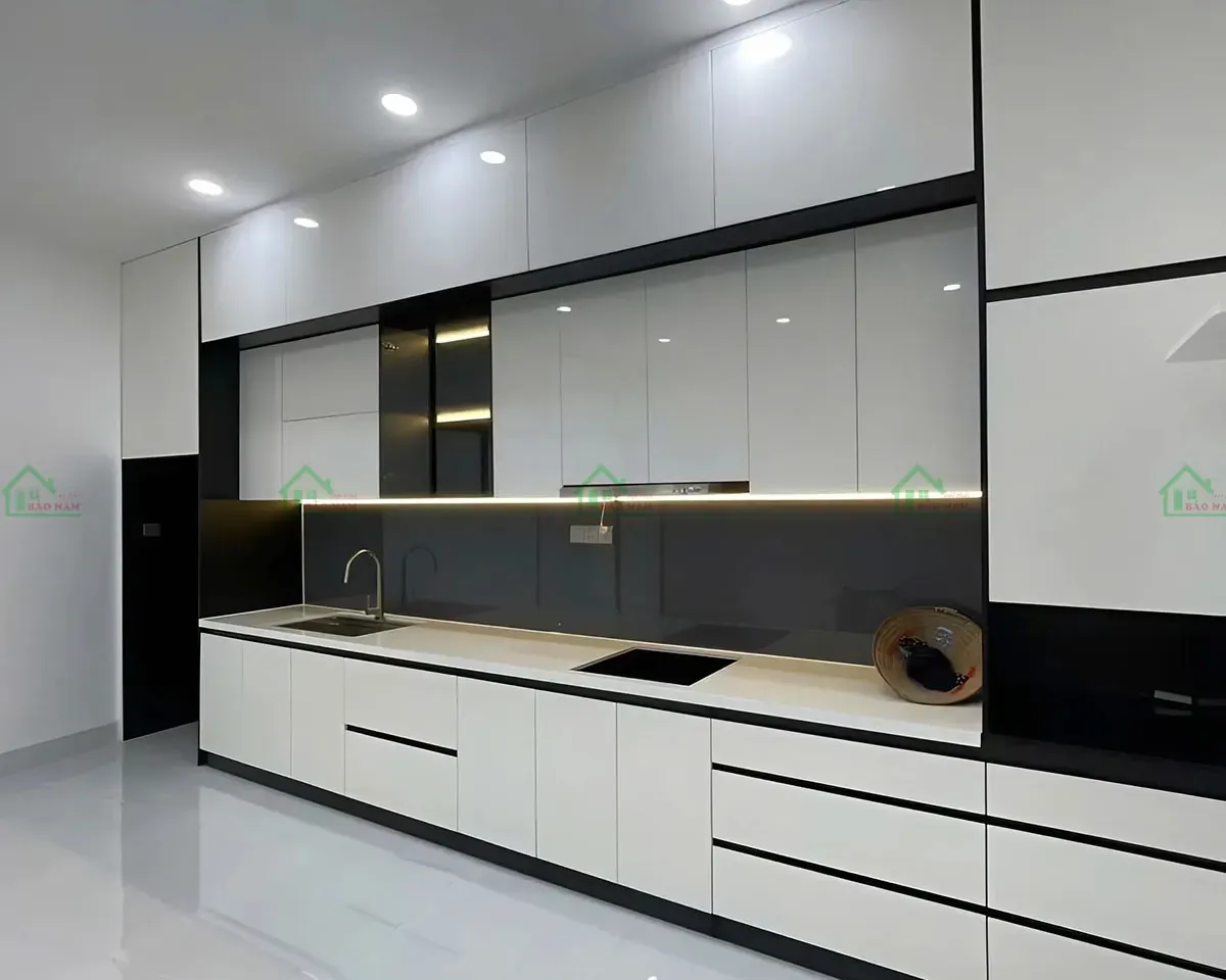 Mẫu tủ bếp Acrylic hiện đại với bề mặt bóng gương sang trọng, được nhiều gia đình lựa chọn.