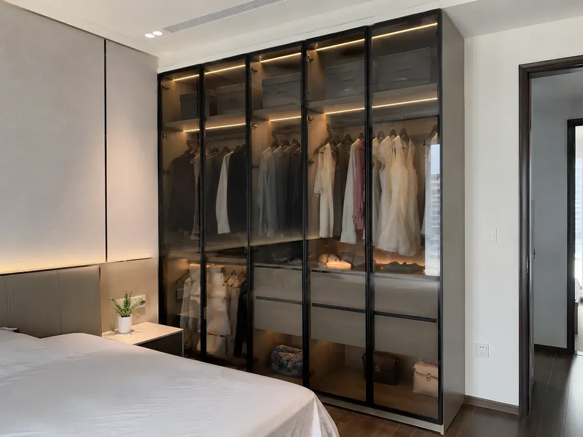 Báo giá tủ áo cánh kính tham khảo theo m² với nhiều kiểu thiết kế hiện đại.