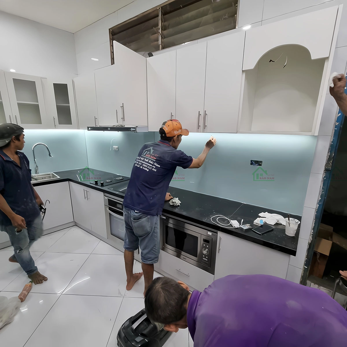 Đội ngũ thi công của Nội Thất Bảo Nam đang lắp đặt tủ bếp gỗ công nghiệp tận nhà khách hàng