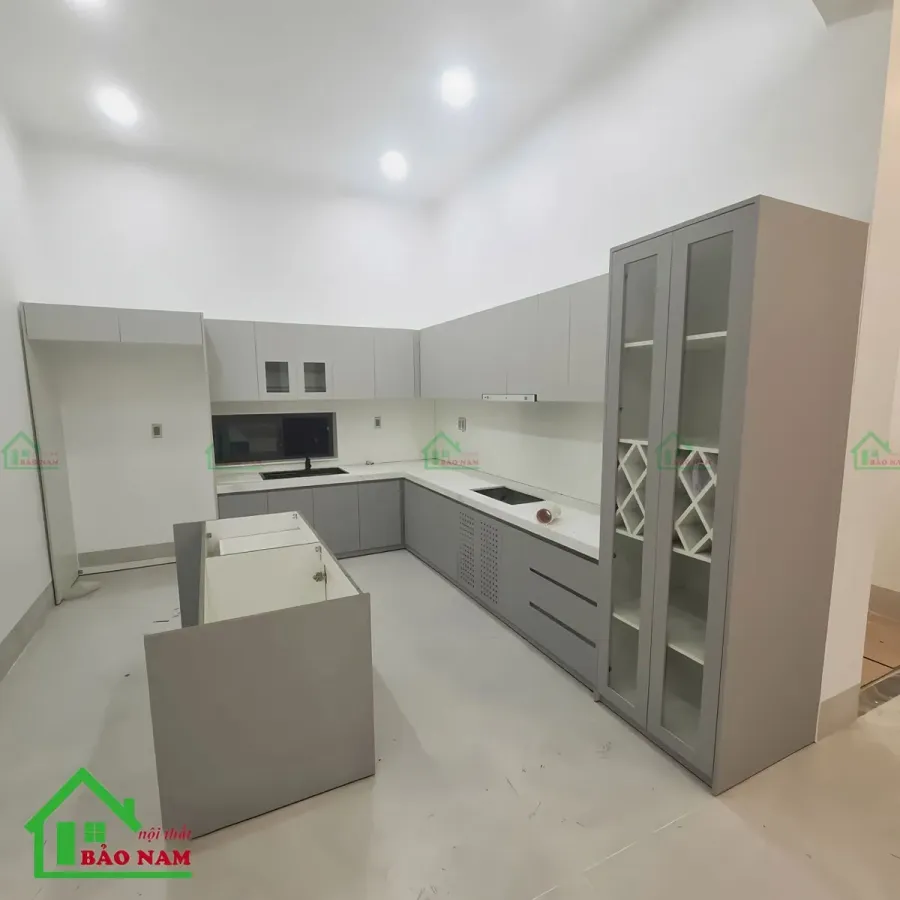 Báo giá tủ bếp thường bao gồm hệ tủ, mặt đá, kính bếp và chi phí lắp đặt cơ bản.