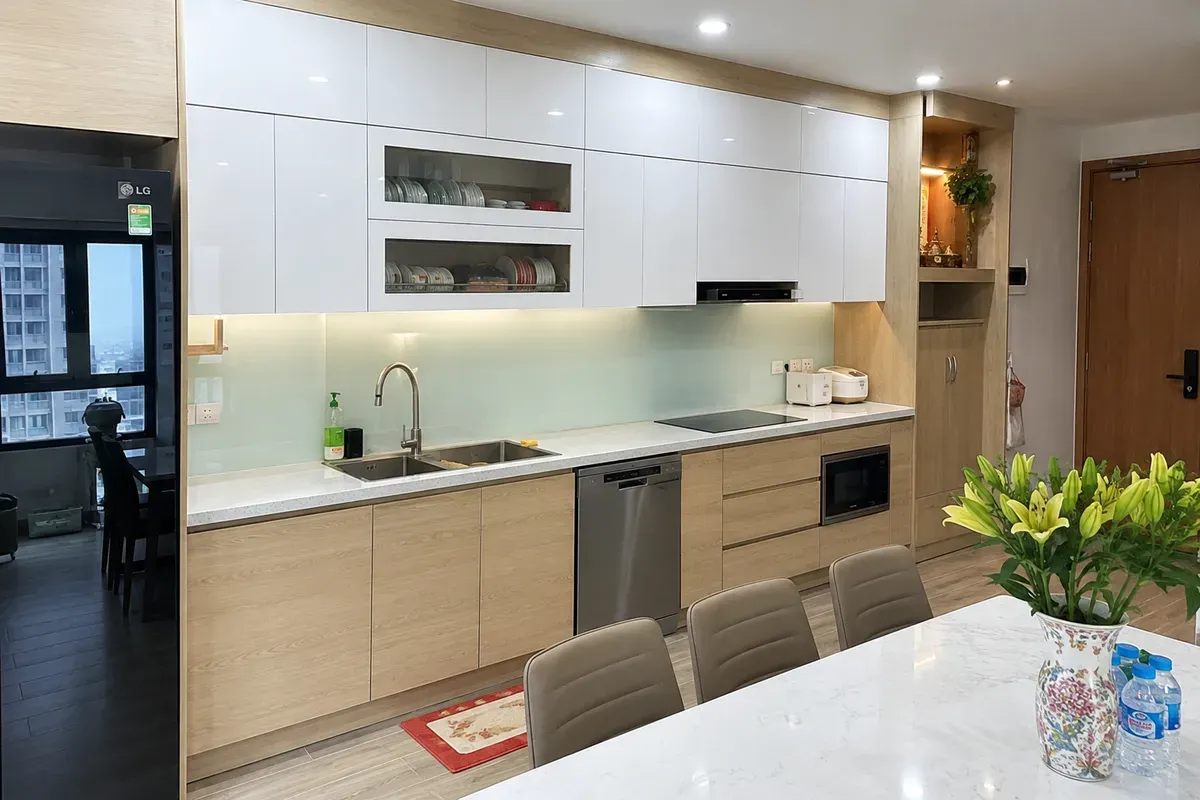 Tủ bếp gỗ MDF hiện đại với thiết kế tối giản, phù hợp nhiều không gian sống.