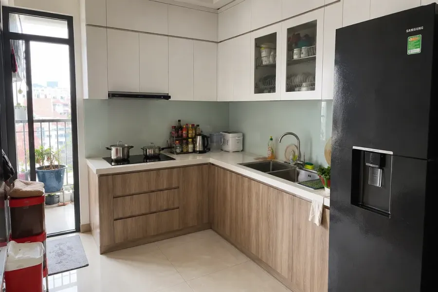 Bố trí chữ L tận dụng hai mặt tường và góc phòng để tăng diện tích sử dụng.