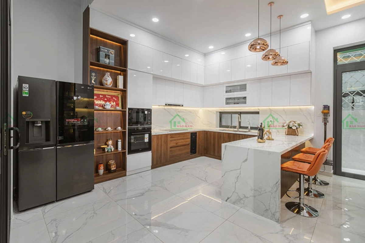 Không gian bếp rộng phù hợp thiết kế tủ bếp chữ u