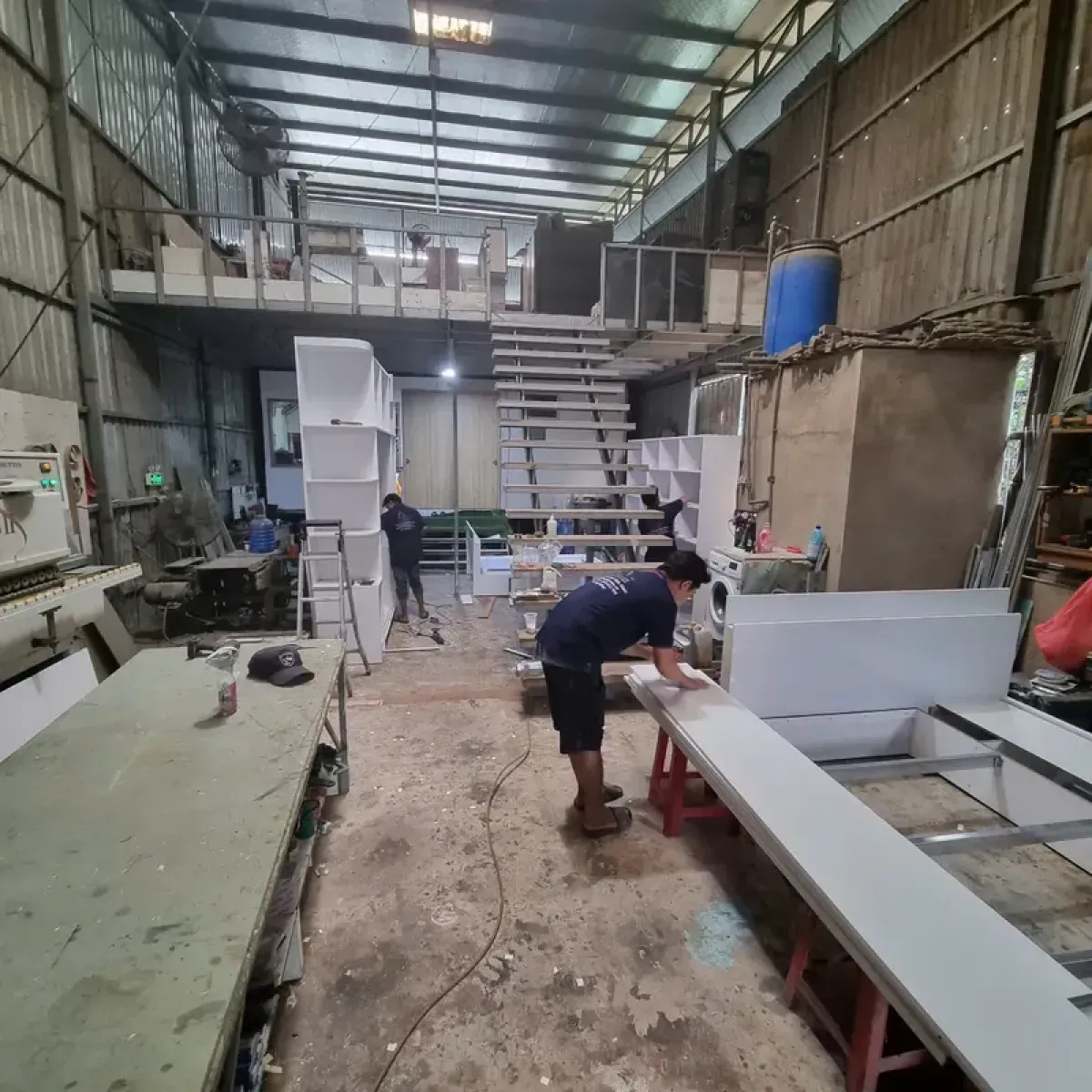 Xưởng nội thất trực tiếp sản xuất với hệ thống máy móc hiện đại giúp đảm bảo chất lượng sản phẩm.