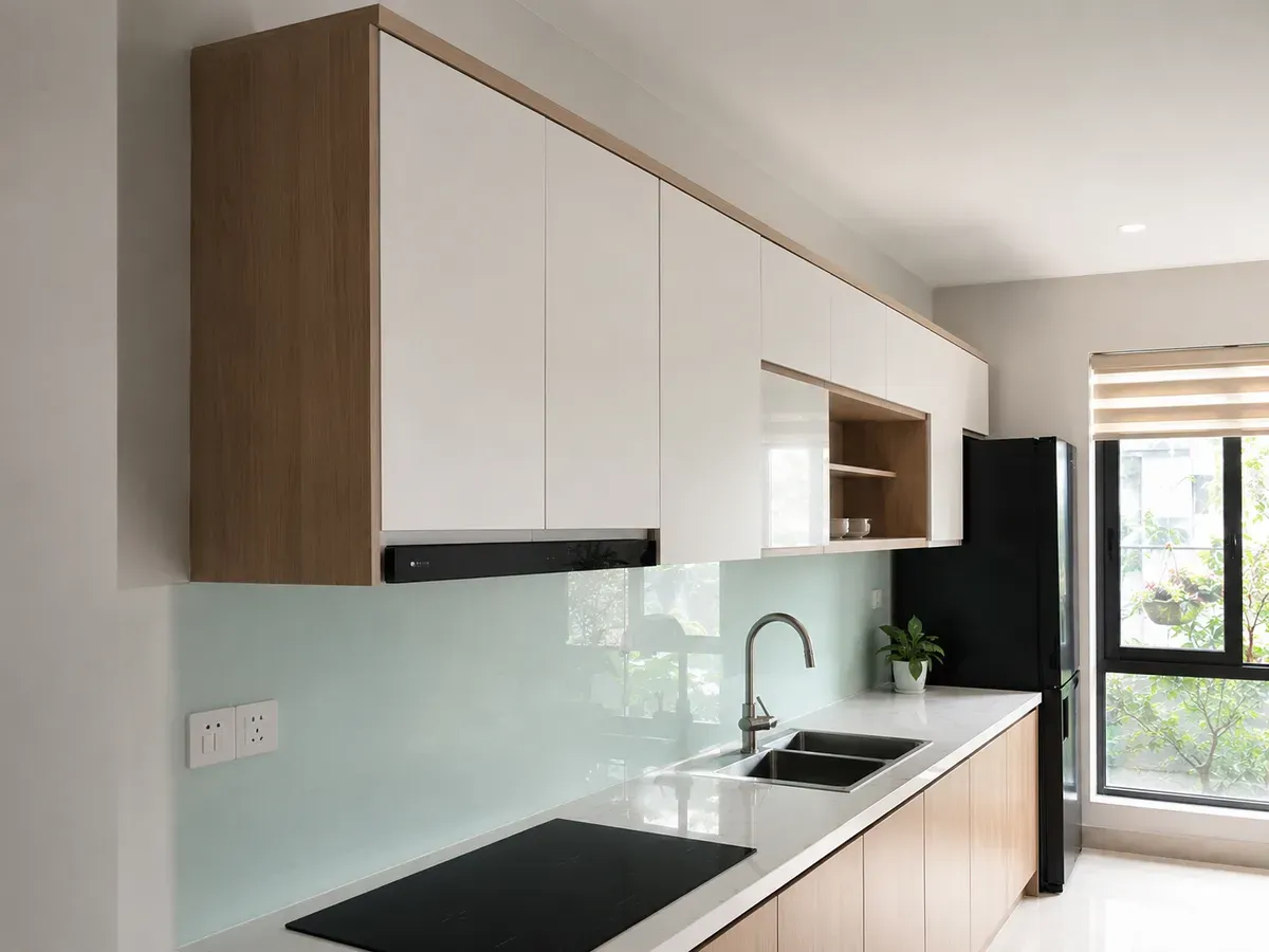Chiều sâu tủ bếp trên cần cân đối để thuận tiện khi sử dụng.