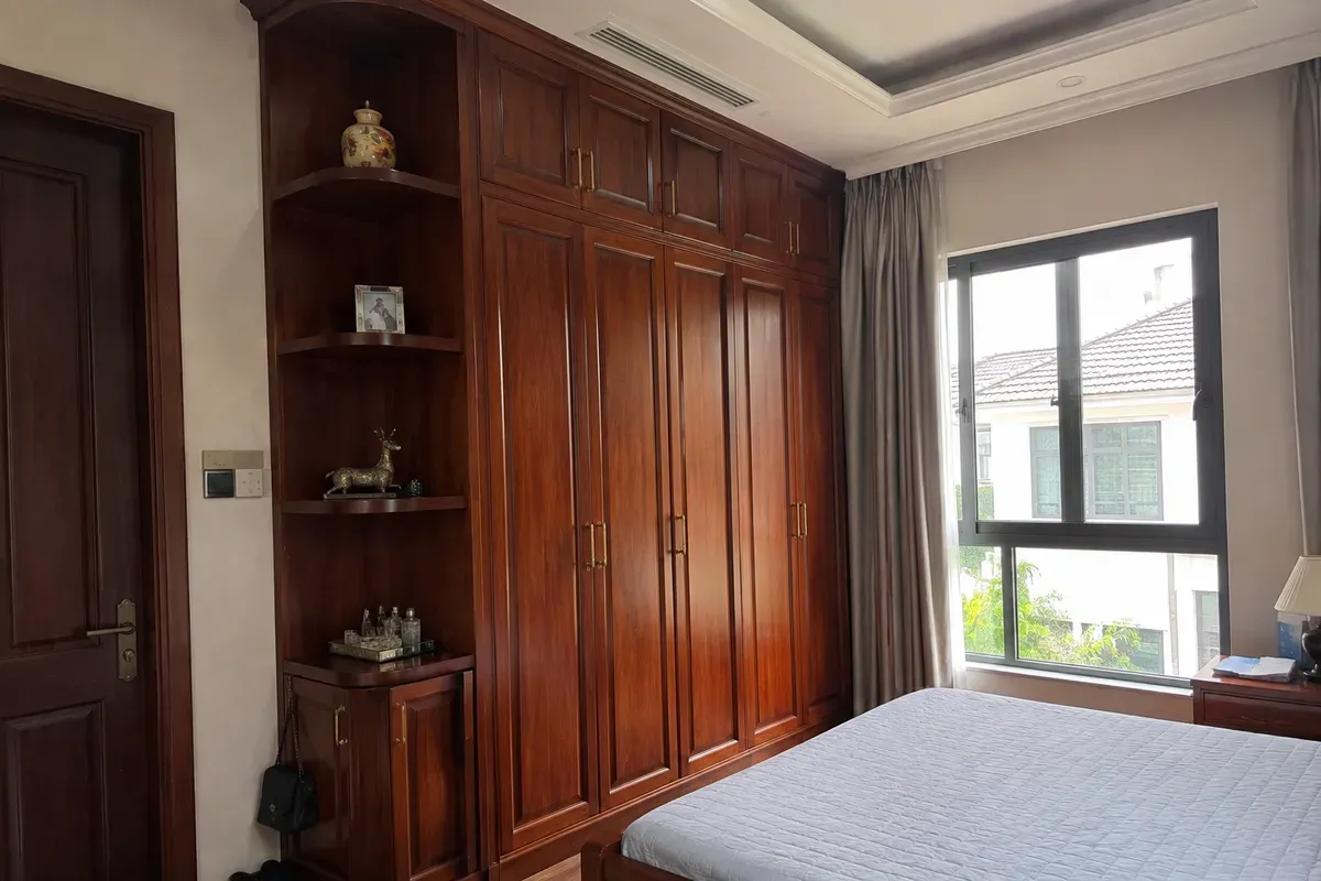 Công trình tủ quần áo gỗ gõ đỏ hoàn thiện tại nhà khách hàng.