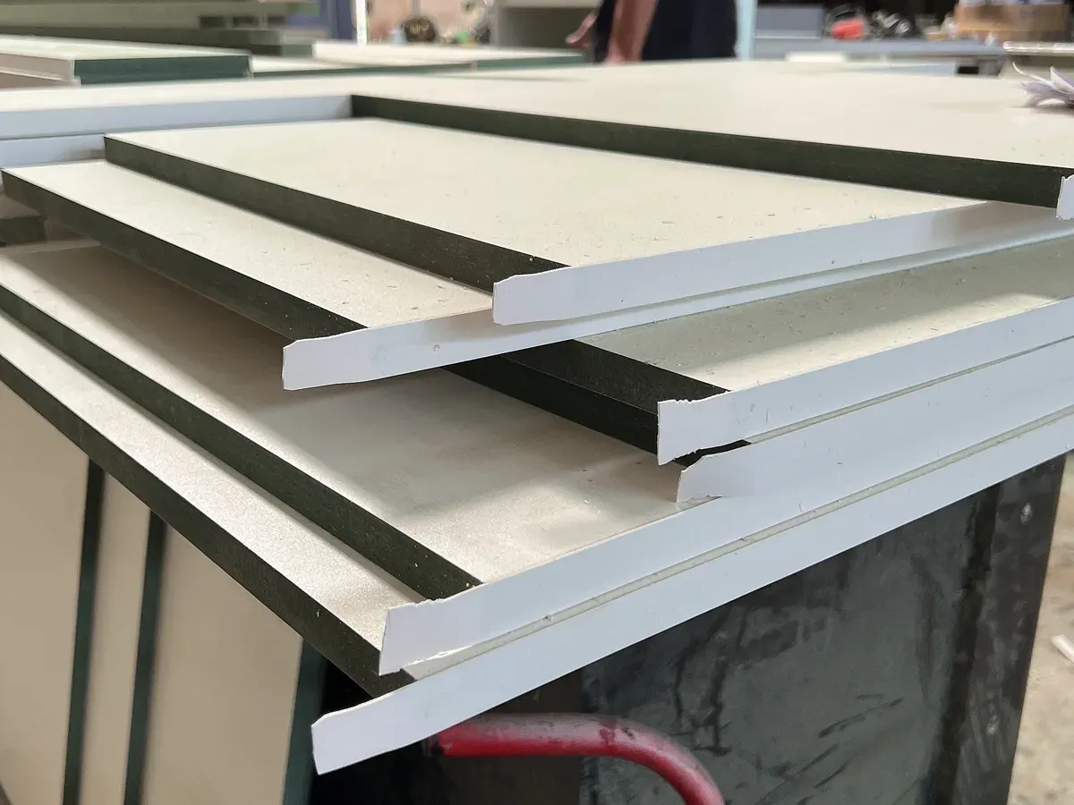 Dán cạnh giúp tăng độ bền, chống ẩm và nâng cao tính thẩm mỹ cho tủ bếp.