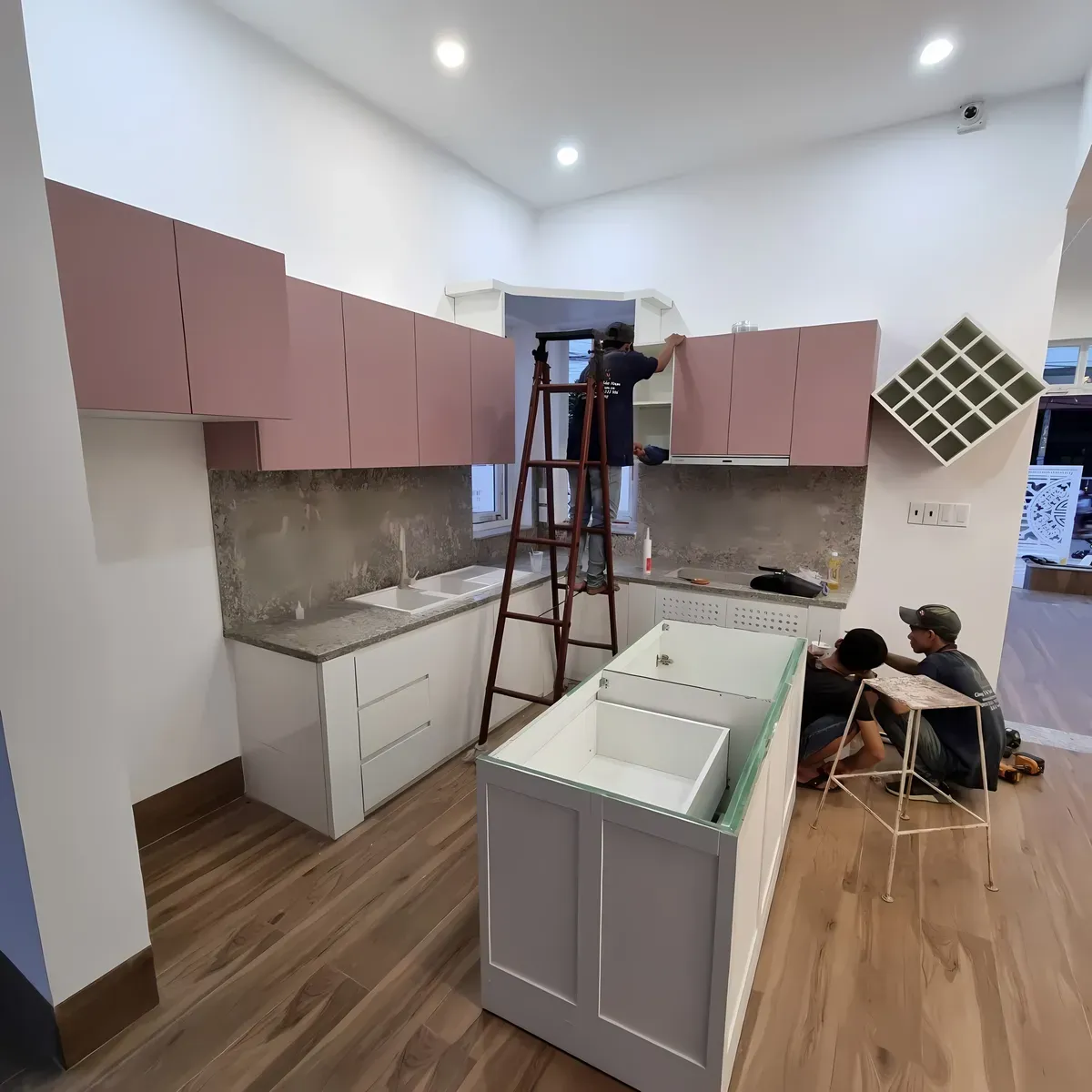 Đội ngũ xưởng nội thất Bảo Nam thi công trực tiếp tại công trình