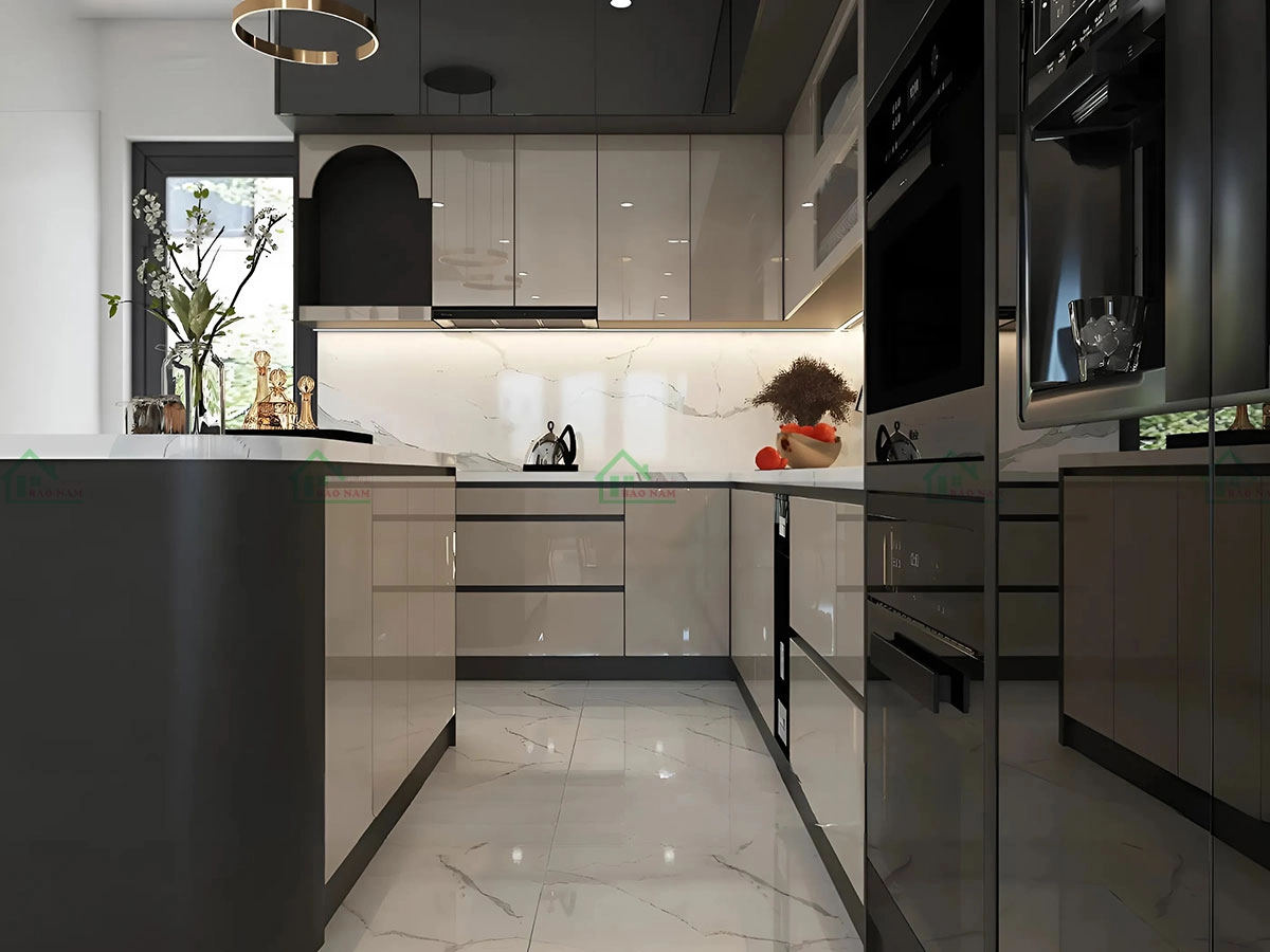 Tủ bếp hiện đại tích hợp đầy đủ tiện nghi: lò nướng, máy hút mùi, giúp tối ưu không gian và công năng sử dụng.