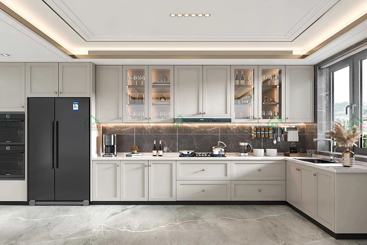 Tủ bếp tân cổ điển với thiết kế mở thông minh, kết hợp giữa vẻ đẹp cổ điển và công năng sử dụng hiện đại.