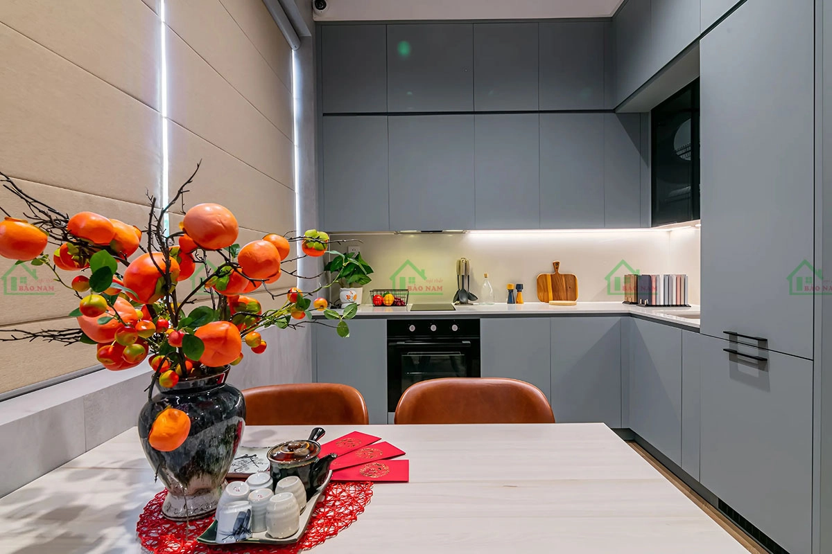 Mẫu tủ bếp Laminate với thiết kế đơn giản, hiện đại, dễ dàng phối hợp với nhiều phong cách nội thất khác nhau.