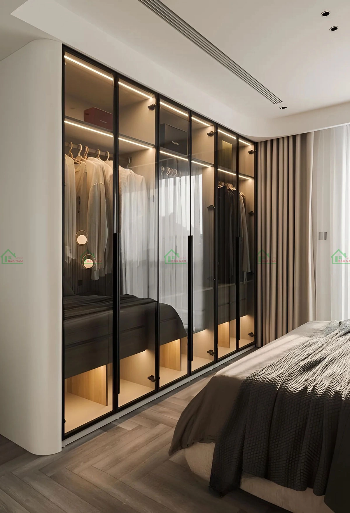 Tích hợp đèn LED cho tủ quần áo cánh kính, giúp làm nổi bật trang phục và phụ kiện bên trong