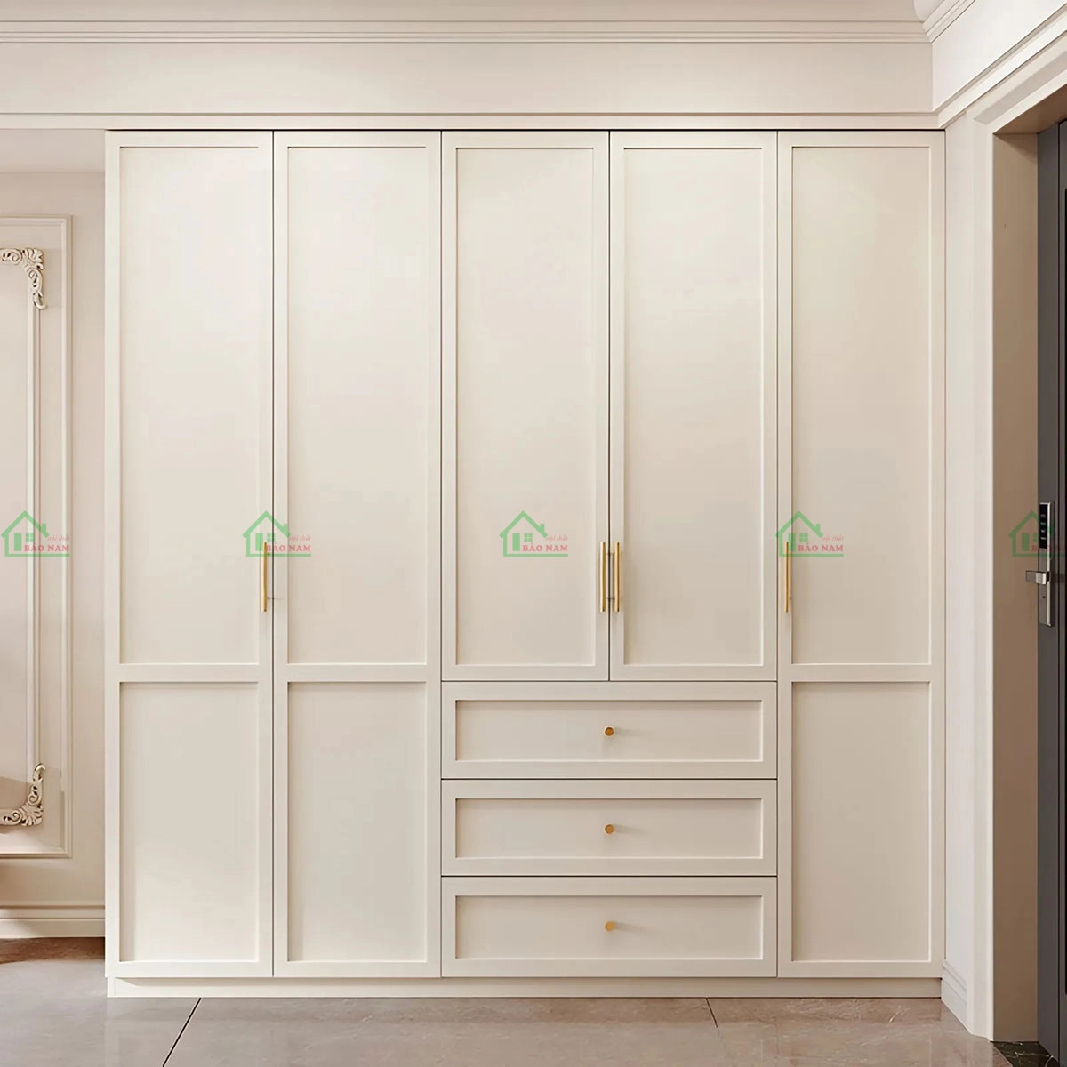 Tủ quần áo màu kem nhạt, phong cách tân cổ điển Shaker, với thiết kế đơn giản, tinh tế, tay nắm vàng đồng tạo điểm nhấn.