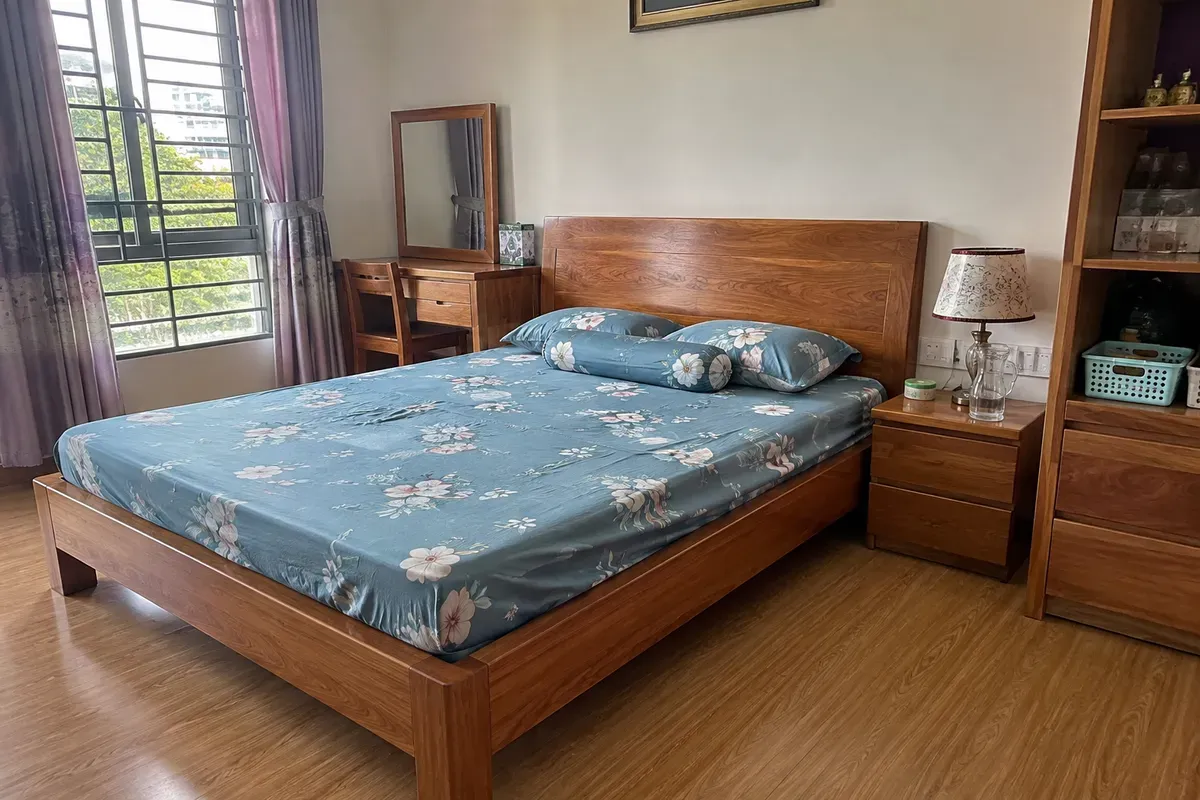 Giường gỗ căm xe kiểu dáng đơn giản, chắc chắn và dễ sử dụng trong nhiều không gian phòng ngủ.