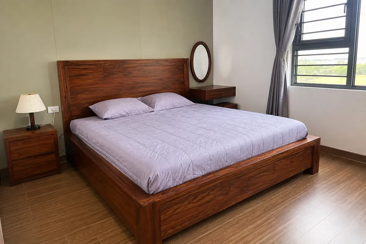 Giường gỗ gõ đỏ được đóng theo kích thước và yêu cầu thực tế của từng phòng ngủ.