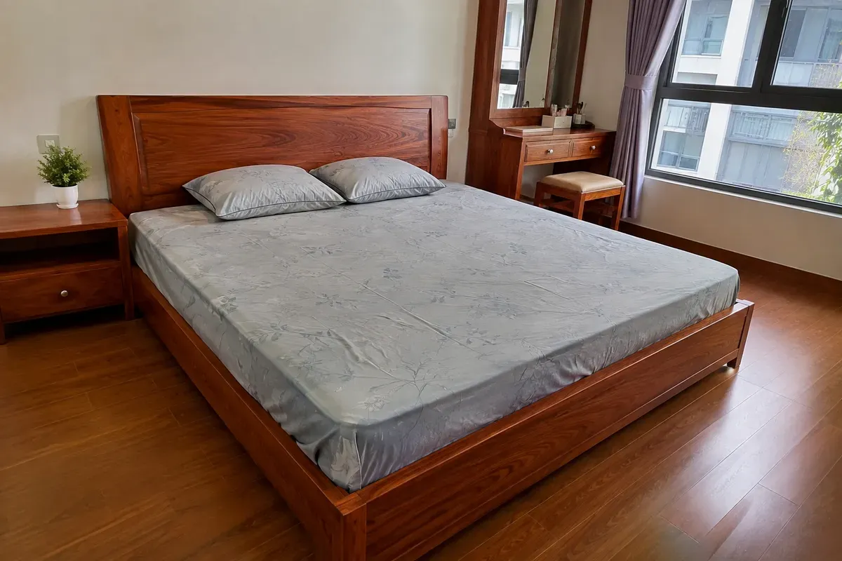 Giường gỗ gõ đỏ hoàn thiện trong phòng ngủ nhà phố thực tế.