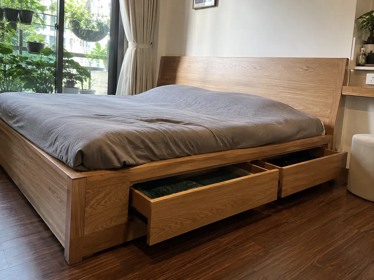 Giường ngủ gỗ sồi có hộc kéo giúp tăng khả năng lưu trữ trong phòng ngủ.