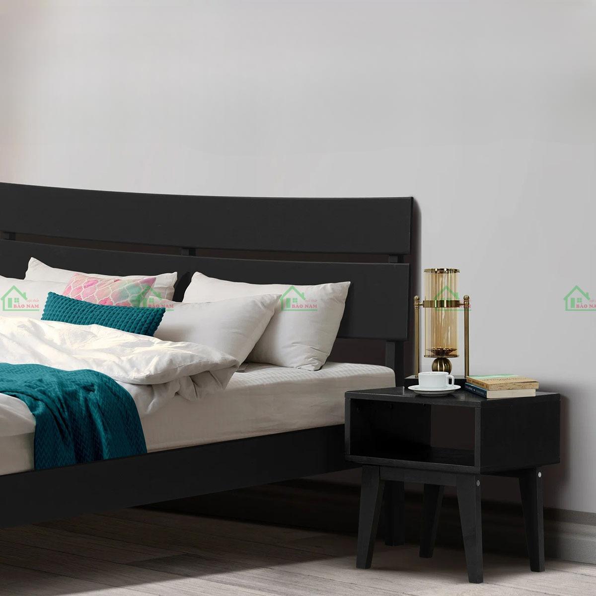 Đầu giường thiết kế uốn cong tinh tế, mang đến vẻ đẹp mềm mại, uyển chuyển, tạo điểm nhấn cho không gian.