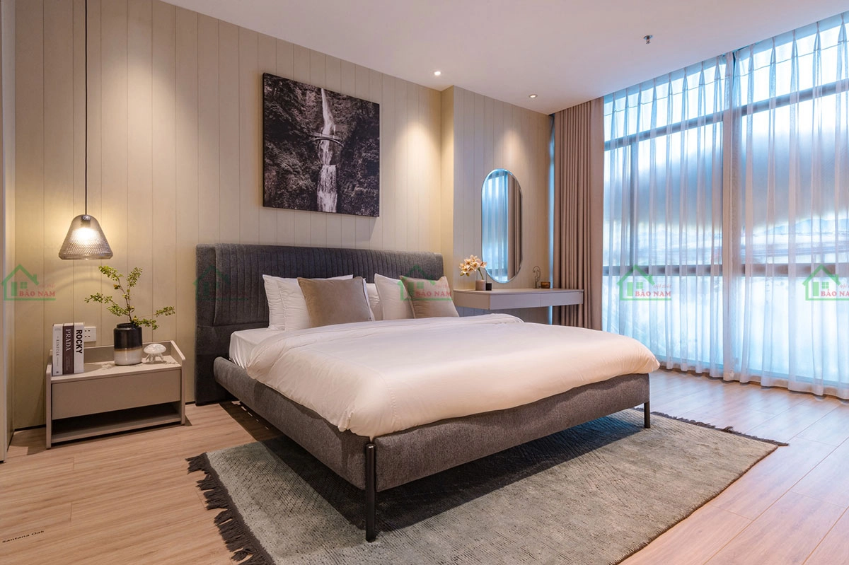 Phòng ngủ được trang trí hài hòa với giường ngủ, gối và phụ kiện nội thất.