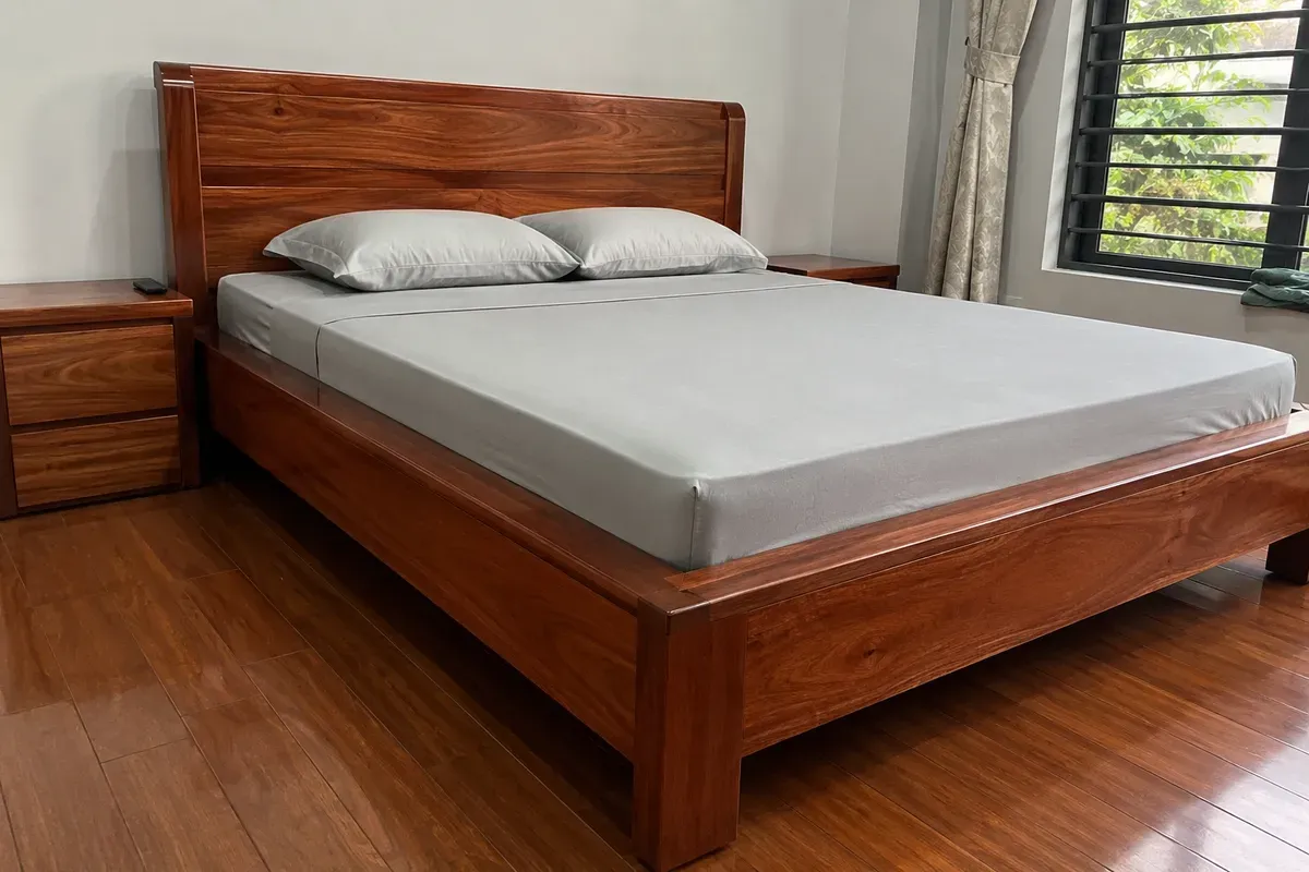 Giường ngủ gỗ căm xe thiết kế theo yêu cầu, chú trọng sự chắc chắn và phù hợp với không gian thực tế.