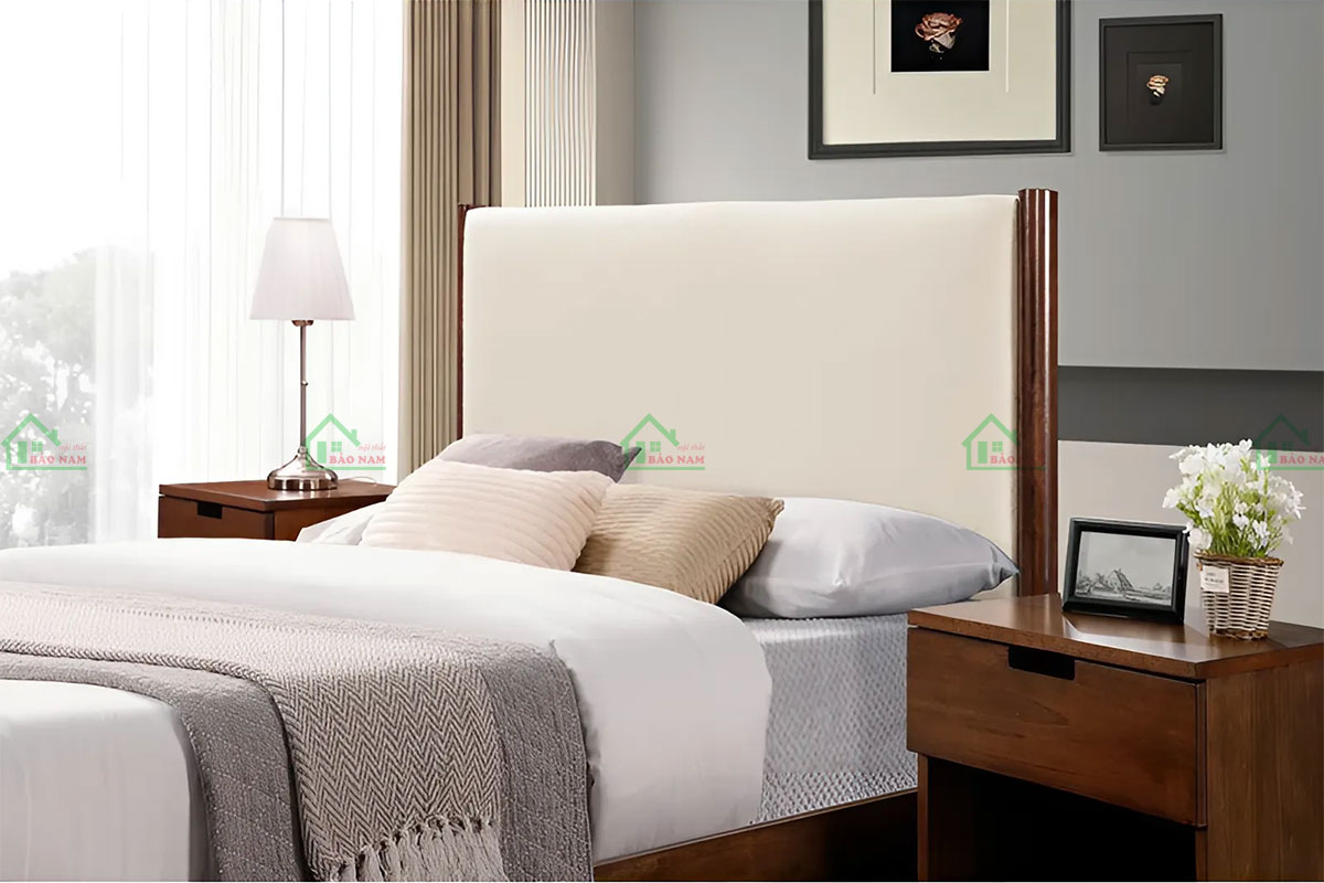 Đầu giường gỗ tích hợp thêm bọc nệm đầu giường, mang đến sự êm ái, thoải mái cho người sử dụng, đồng thời tạo điểm nhấn cho không gian.