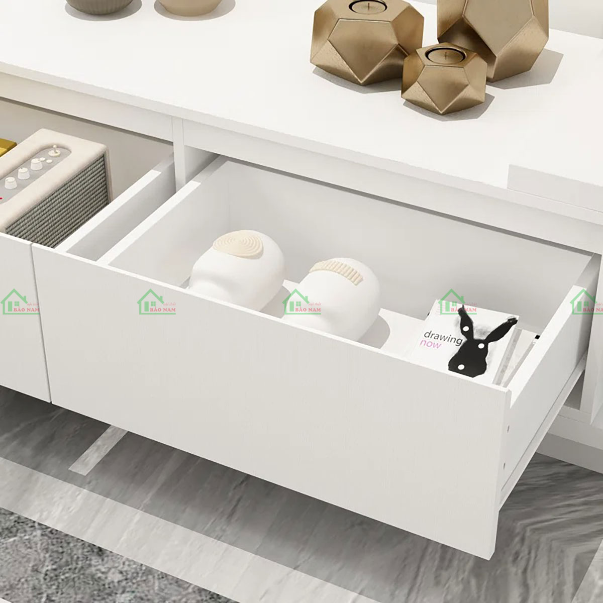 Các ngăn kéo và khoảng trống linh hoạt giúp tối ưu hóa việc lưu trữ và trưng bày các thiết bị giải trí.