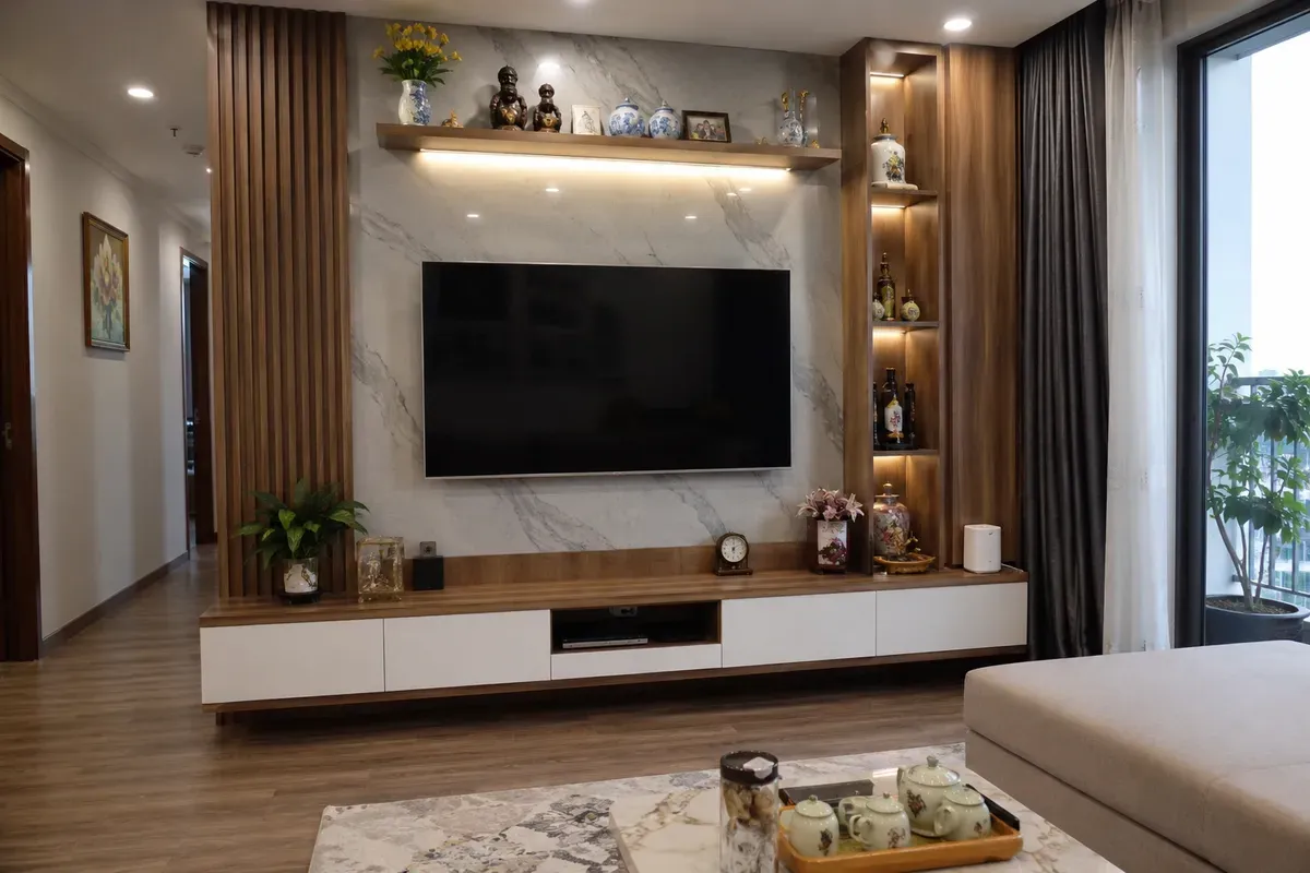 Kệ tivi và tủ trang trí đồng bộ với phòng khách hiện đại.