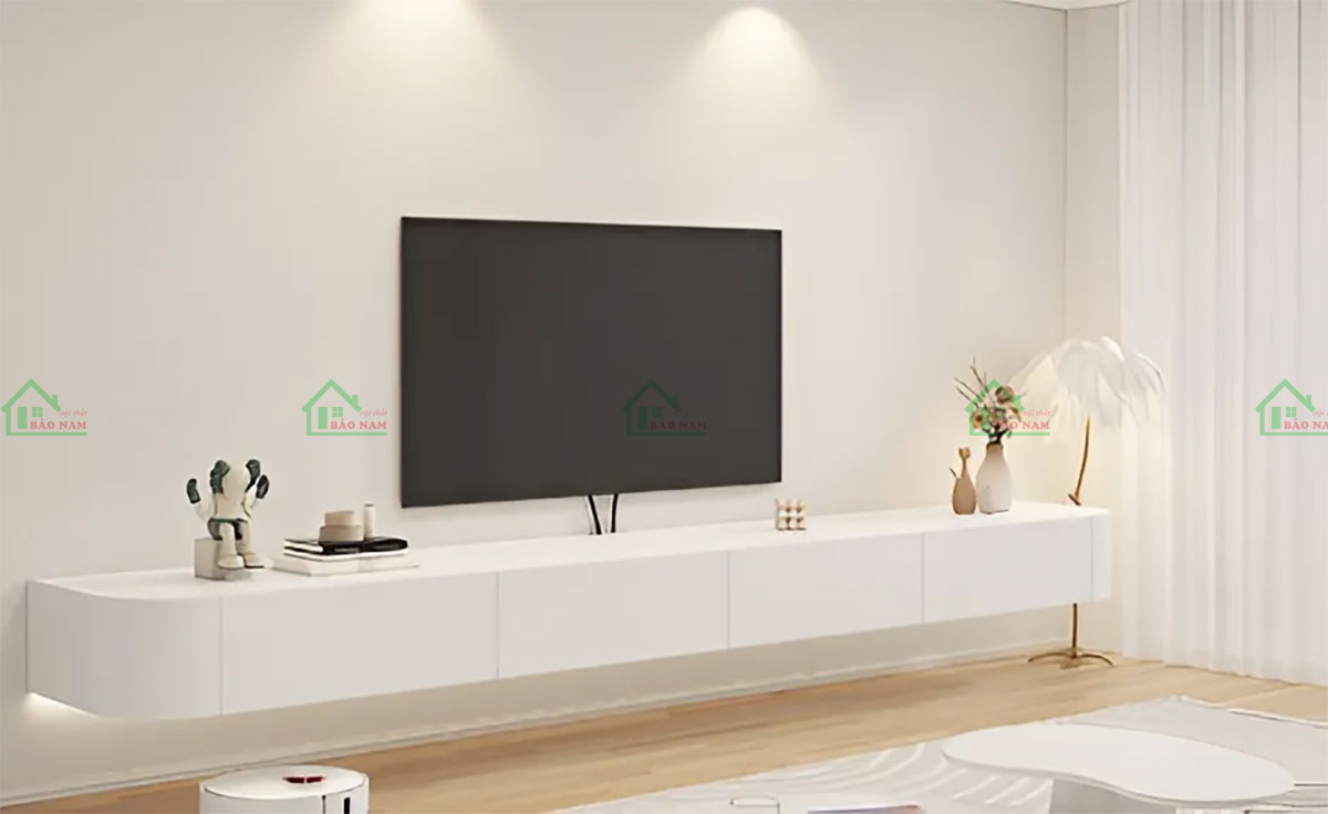 Kích thước dài, chiếm diện tích tường đáng kể, giúp tối đa hóa không gian lưu trữ và trưng bày.