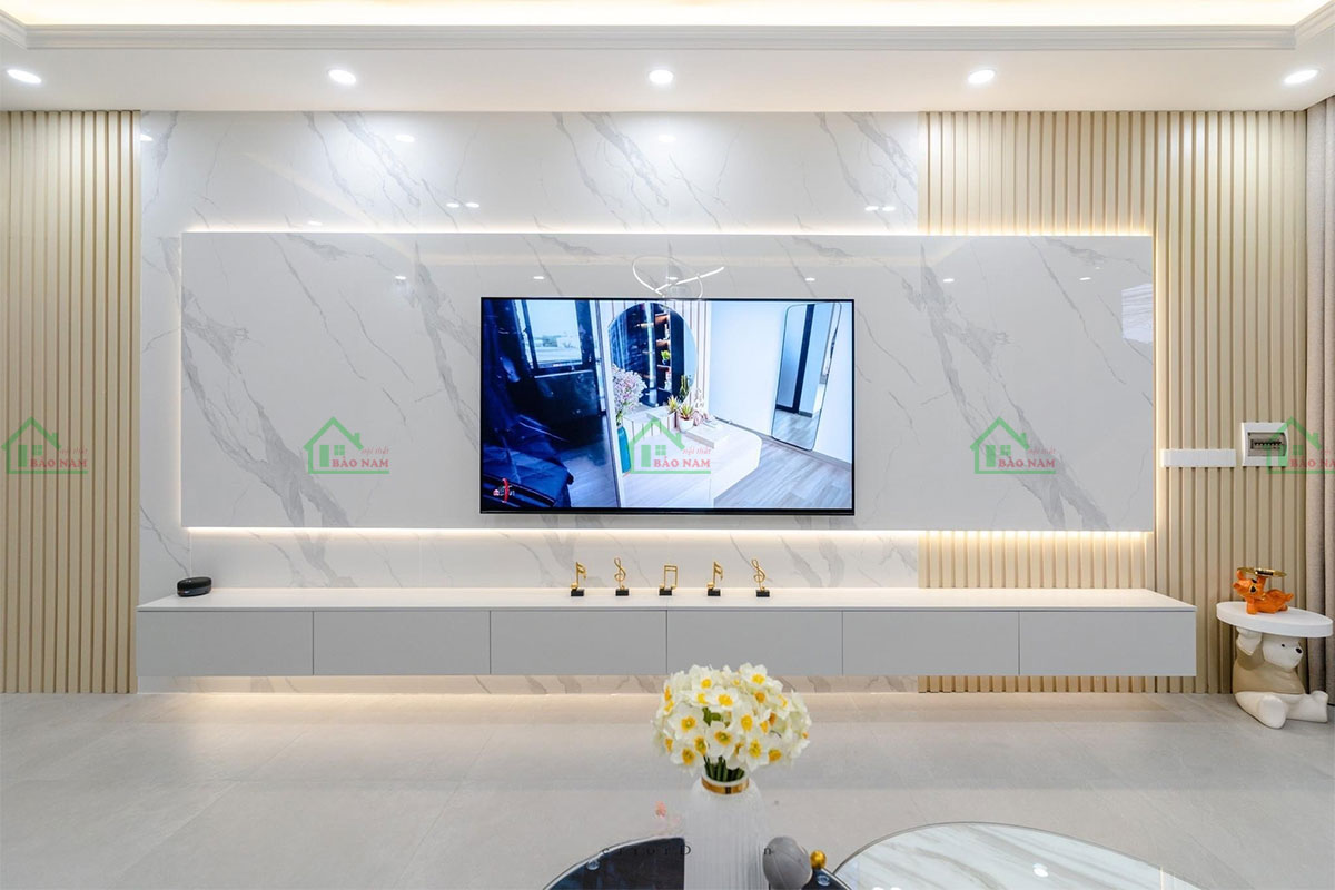 Kệ tivi treo tường PK56 thiết kế hiện đại trong phòng khách.