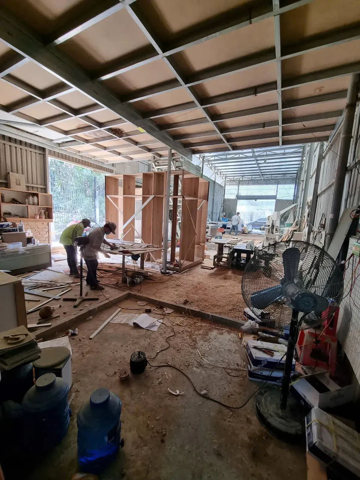 Khu vực sản xuất nội thất được bố trí khoa học và đồng bộ.