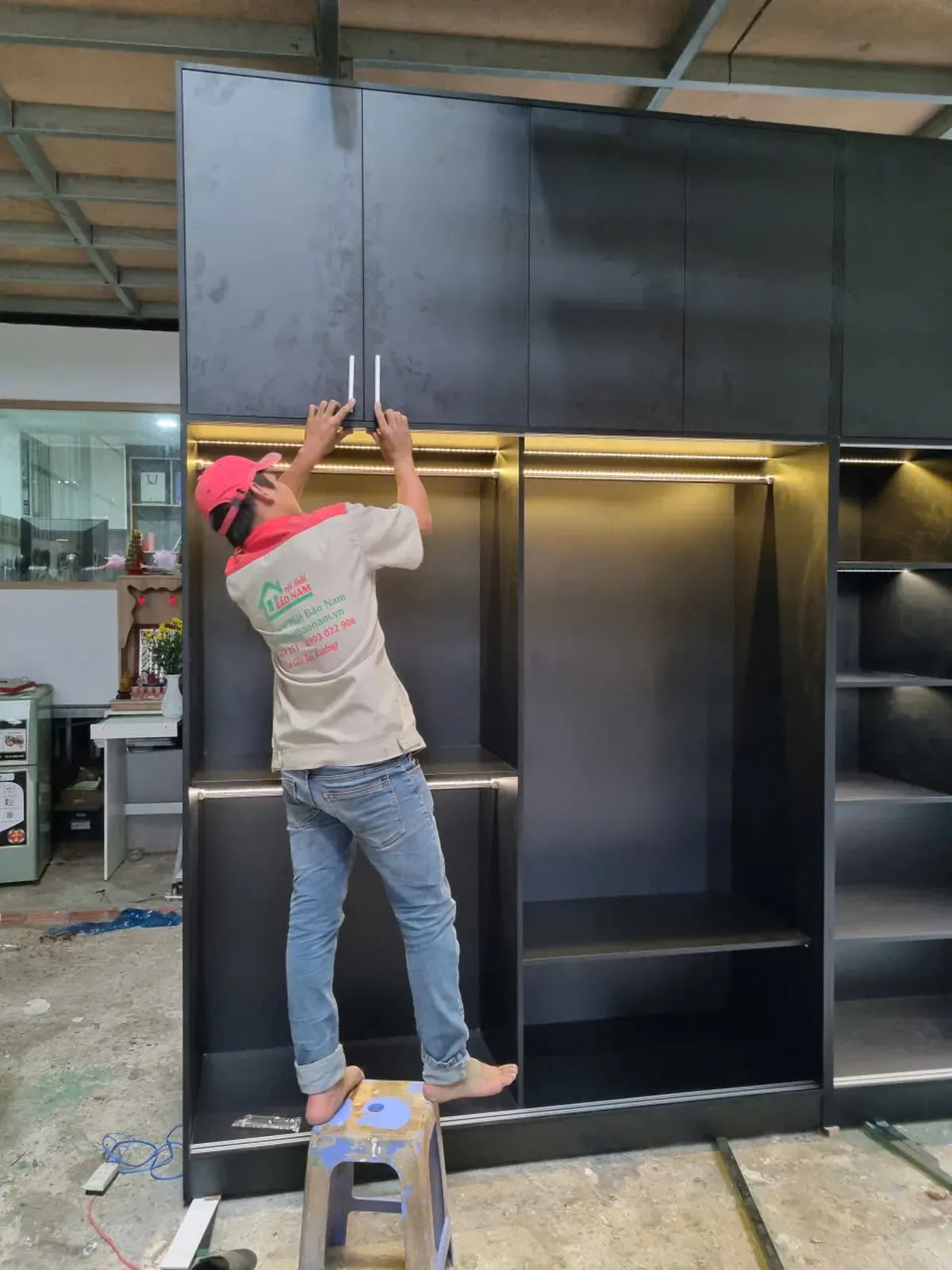 Đội ngũ kỹ thuật kiểm tra sản phẩm trong quá trình sản xuất.