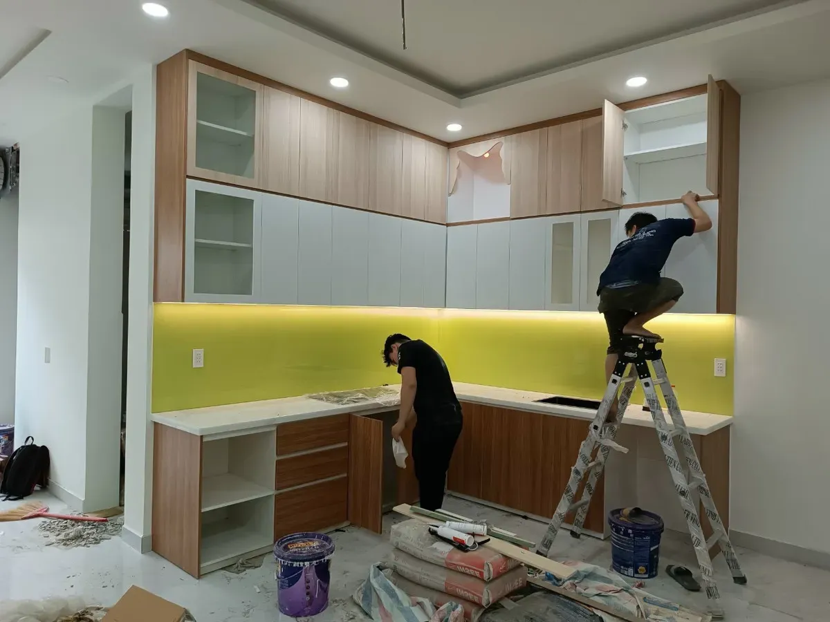 Đội ngũ kỹ thuật lắp đặt và căn chỉnh sản phẩm tại công trình.