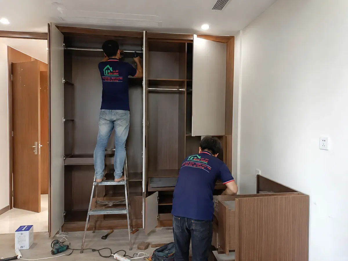 Đội ngũ kỹ thuật lắp đặt nội thất hoàn thiện tại công trình.