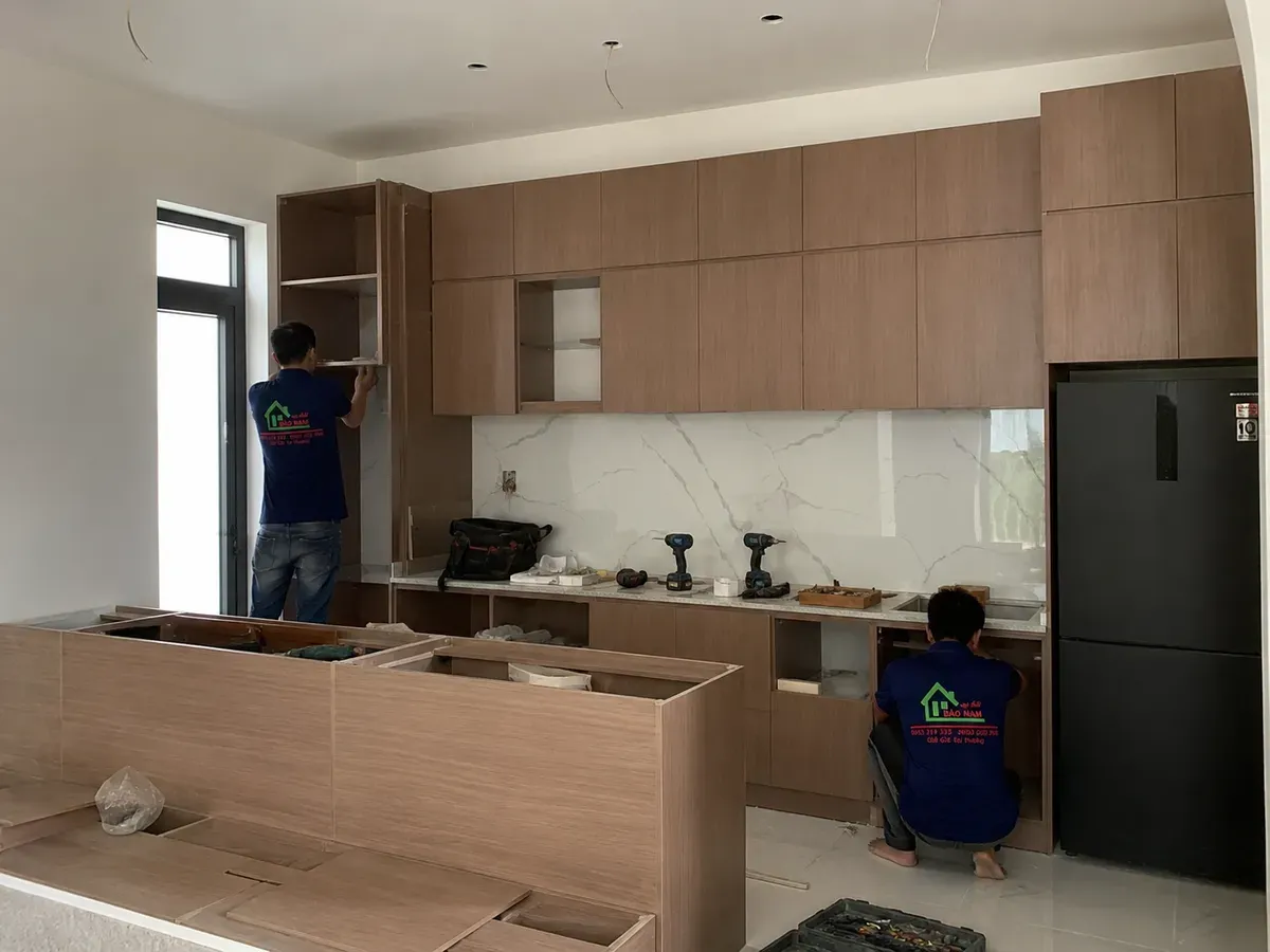 Quy trình lắp đặt tủ bếp tại công trình thực tế.