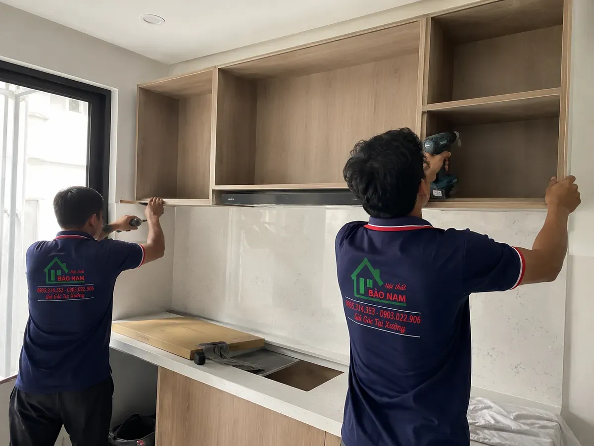 Thi công và lắp đặt hệ tủ bếp trên theo kích thước thực tế tại công trình.