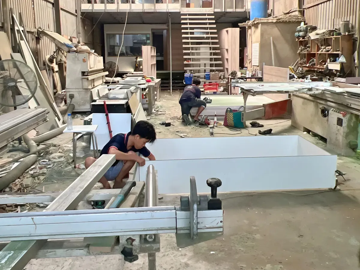 Các module tủ bếp được lắp ráp và kiểm tra trước khi vận chuyển đến công trình.