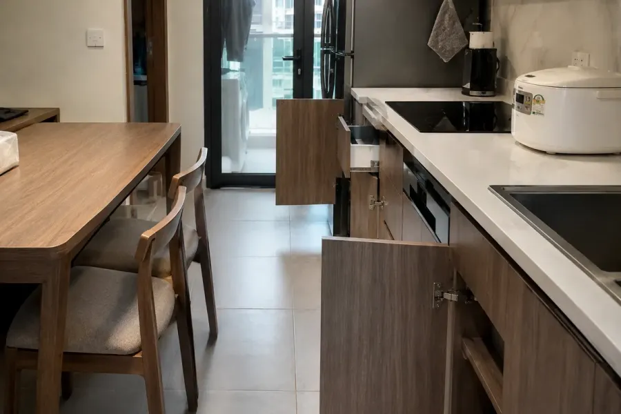 Lối đi cần được giữ đủ thoáng để mở tủ, sử dụng thiết bị và di chuyển thuận tiện.
