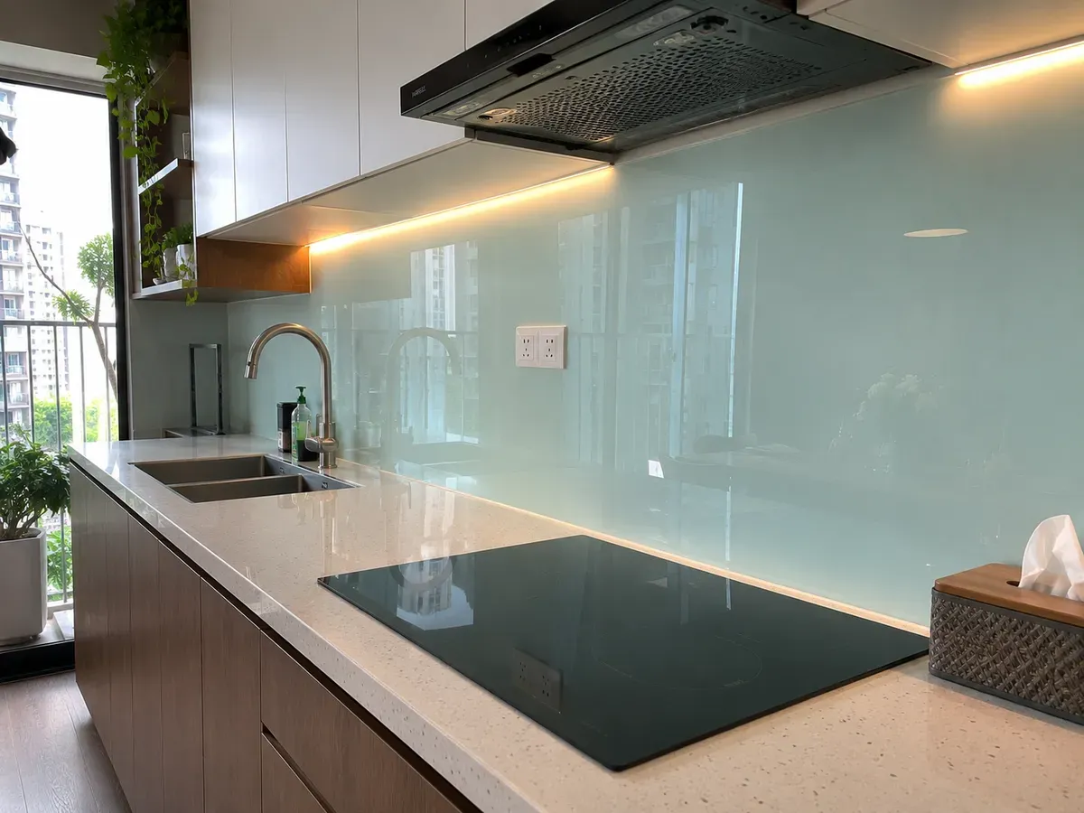 Mặt đá bếp và kính ốp bếp là hai hạng mục ảnh hưởng đáng kể đến tổng chi phí.